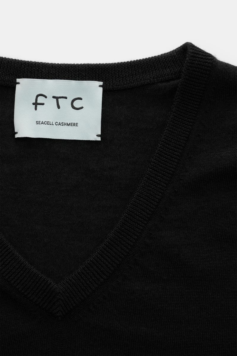 Close-up front view of the FTC Fine knit V-neck jumper black showing its fine knit texture and label. Wearable luxury: This jumper by FTC combines fine cashmere with innovative SeaCell – a lyocell fibre that indulges your skin with the soothing strength o