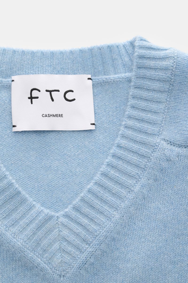 Nahaufnahme des FTC Cashmere V-Neck-Pullovers hellblau mit V-Ausschnitt, Rippbündchen, mittelfeinem Strickbild, Fair-Trade-Cashmere, OEKO-TEX®, hohem Stretch, weichem Griff, Regular Fit.
