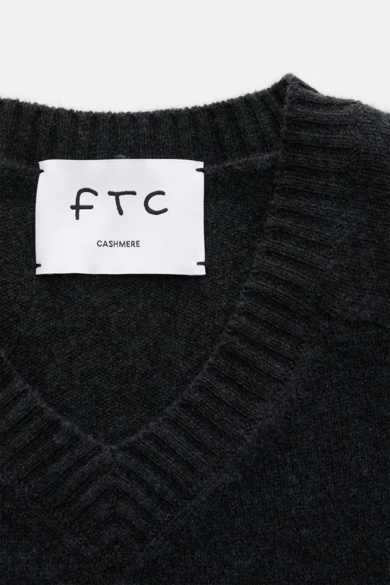 Nahaufnahme von FTC Cashmere V-Neck-Pullover anthrazit mit V-Ausschnitt, mittelfeinem Strickbild, Rippbündchen, Fair-Trade-Cashmere, OEKO-TEX®, hoher Stretch, weicher Griff, Regular Fit.