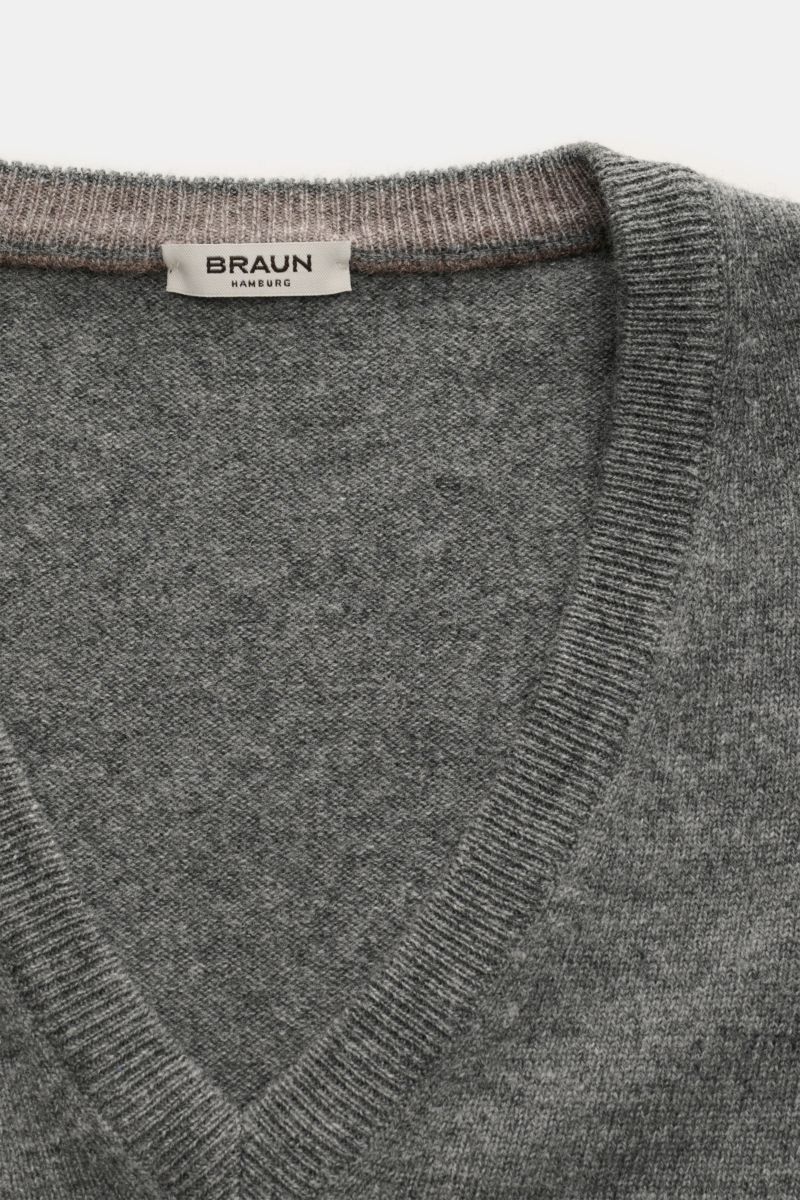 Gran Sasso V-Neck Pullover grau meliert von oben fotografiert, weicher Griff, feines Strickbild, Rippbündchen, Materialmix Wolle, Viskose, Cashmere.