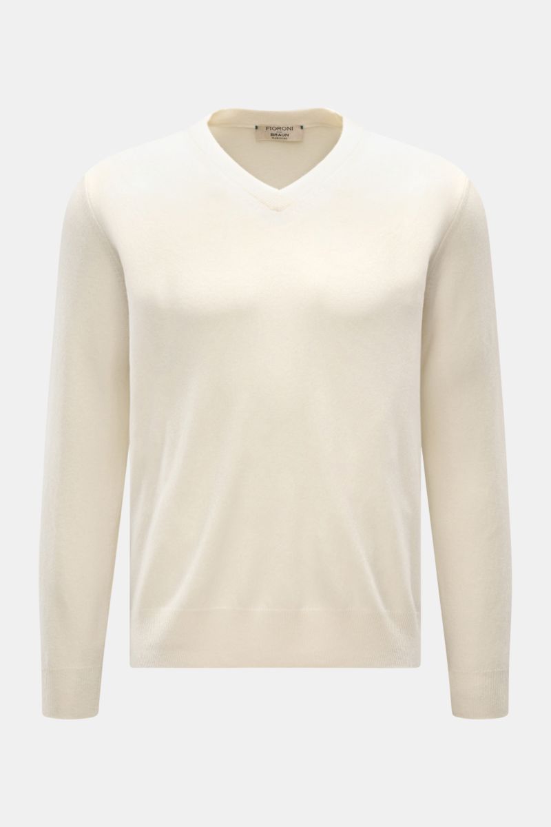 Fioroni Cashmere V-Neck Pullover creme, frontal fotografiert, Slim Fit, reiner Baby-Cashmere, sehr weich, feines Strickbild, flexible Rippbündchen.