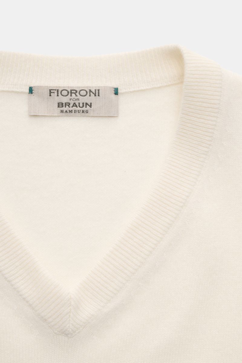Fioroni Cashmere V-Neck Pullover creme aus reiner Baby-Cashmere, slim fit, weicher Griff, feines Strickbild, flexible Rippbündchen, Detailansicht von oben.