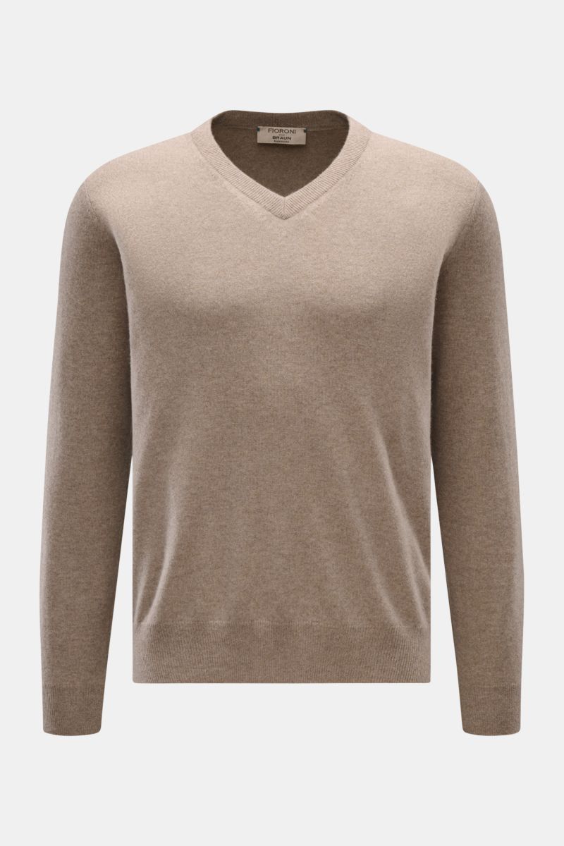 Fioroni Cashmere V-Neck Pullover taupe, frontal fotografiert, Slim Fit, reiner Baby-Cashmere, sehr weich, feines Strickbild, flexible Rippbündchen.
