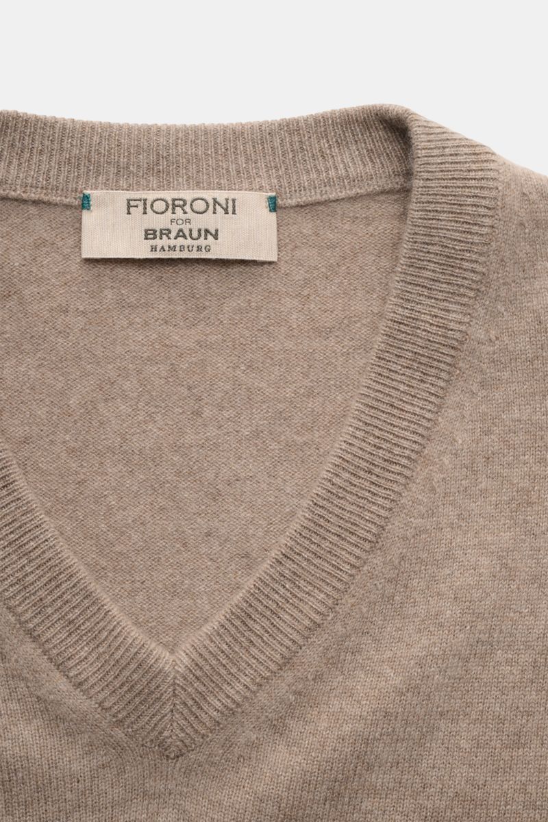 Fioroni Cashmere V-Neck Pullover taupe, Slim Fit, reine Baby-Cashmere, feines Strickbild, weicher Griff, flexible Rippbündchen, Nahaufnahme von oben.