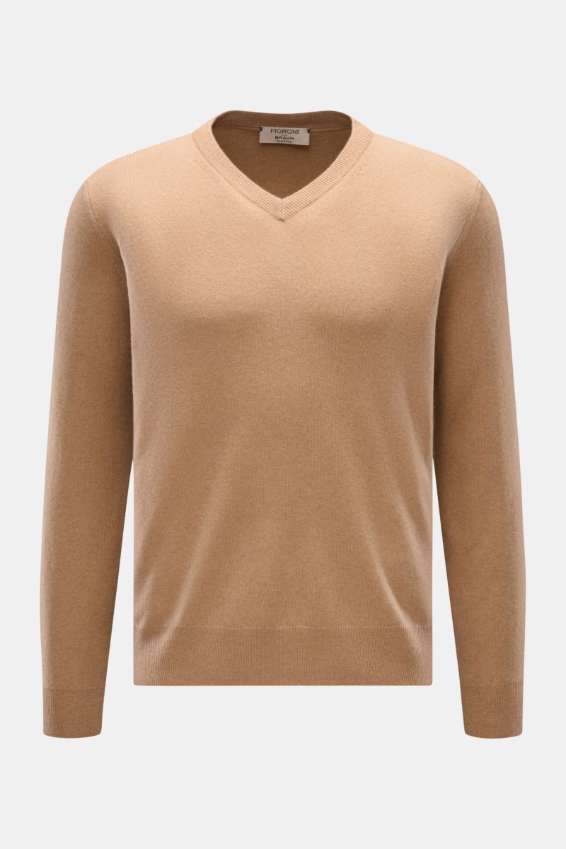 Fioroni Cashmere V-Neck Pullover camel, Slim Fit, feines Strickbild, reiner Baby-Cashmere, sehr weich, flexible Rippbündchen, frontal fotografiert.