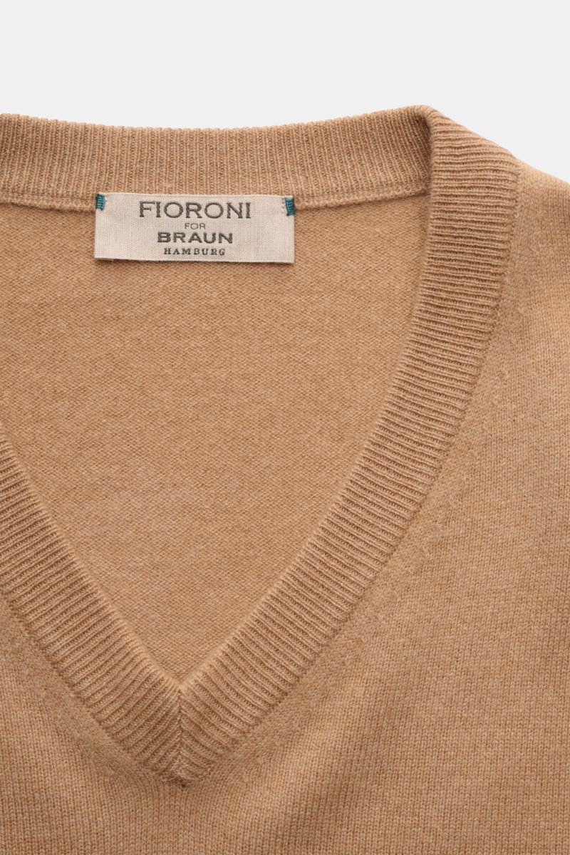 Fioroni Cashmere V-Neck Pullover camel, Nahaufnahme von oben, Slim Fit, reine Baby-Cashmere Qualität mit weichem Griff und feinem Strickbild.