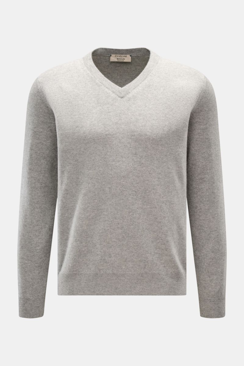 Fioroni Cashmere V-Neck Pullover grau meliert in Slim Fit, vorne frontal fotografiert, aus reiner Baby-Cashmere mit weichem Griff.