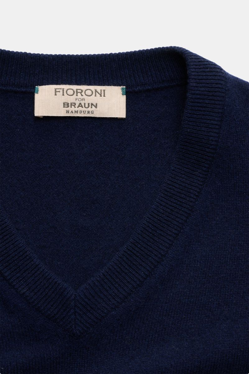 Fioroni Cashmere V-Neck Pullover navy aus reinem Baby-Cashmere mit feinem Strickbild, slim fit und flexiblen Rippbündchen, Nahaufnahme von oben.