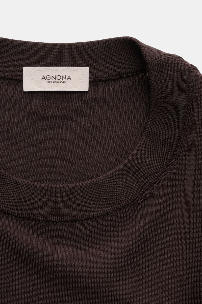 Agnona Rundhalspullover dunkelbraun aus reiner Wolle mit sehr feinem Strickbild, Slim Fit, Rundhalsausschnitt und rückwärtigem AGNONA-Metalllabel, Nahaufnahme von oben.