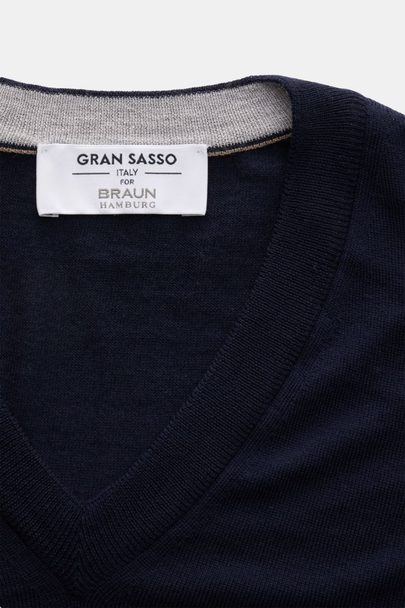 Close-up front view of Gran Sasso V-Neck Pullover navy showing fine wool knit, slim fit, soft texture, and ribbed V-neck collar.

Feiner Zwirn von GRAN SASSO: Oder zumindest feiner Strick - denn dieser V-Neck Pullover aus reiner Wolle ist federleicht u