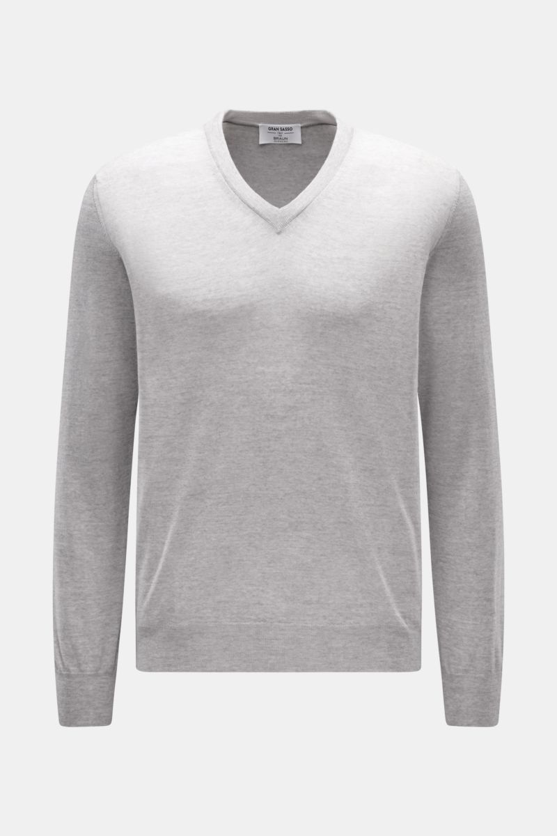 Front view of the Gran Sasso V-Neck Pullover grau meliert, a slim fit, lightweight pure wool sweater with a soft touch, fine knit, comfortable ribbed cuffs, and V-neck. 

Feiner Zwirn von GRAN SASSO: Oder zumindest feiner Strick - denn dieser V-Neck Pullo