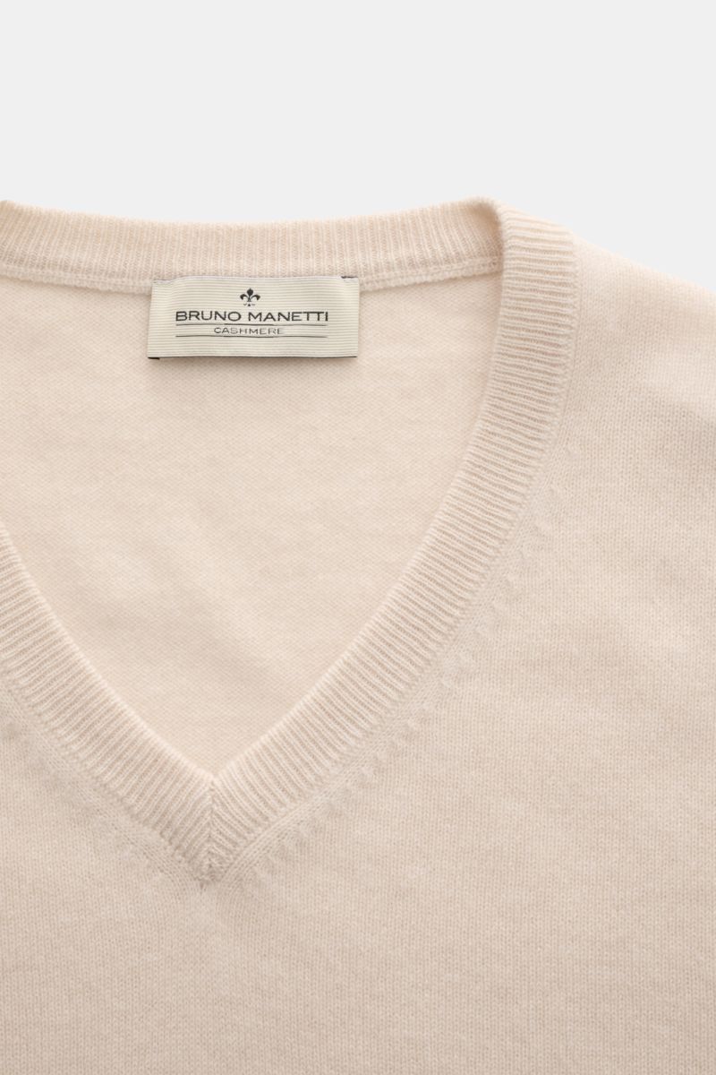 Bruno Manetti Cashmere V-Neck Pullover sand, Nahaufnahme von oben, feines Strickbild, weicher Griff, V-Ausschnitt, Rippbündchen, Regular Fit.