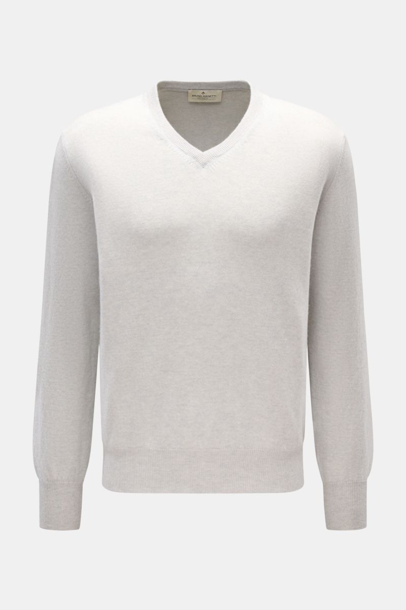 Bruno Manetti Cashmere V-Neck Pullover hellgrau meliert, frontale Aufnahme, weicher Griff, feines Strickbild, Regular Fit, Rippbündchen, V-Ausschnitt, reiner Cashmere.
