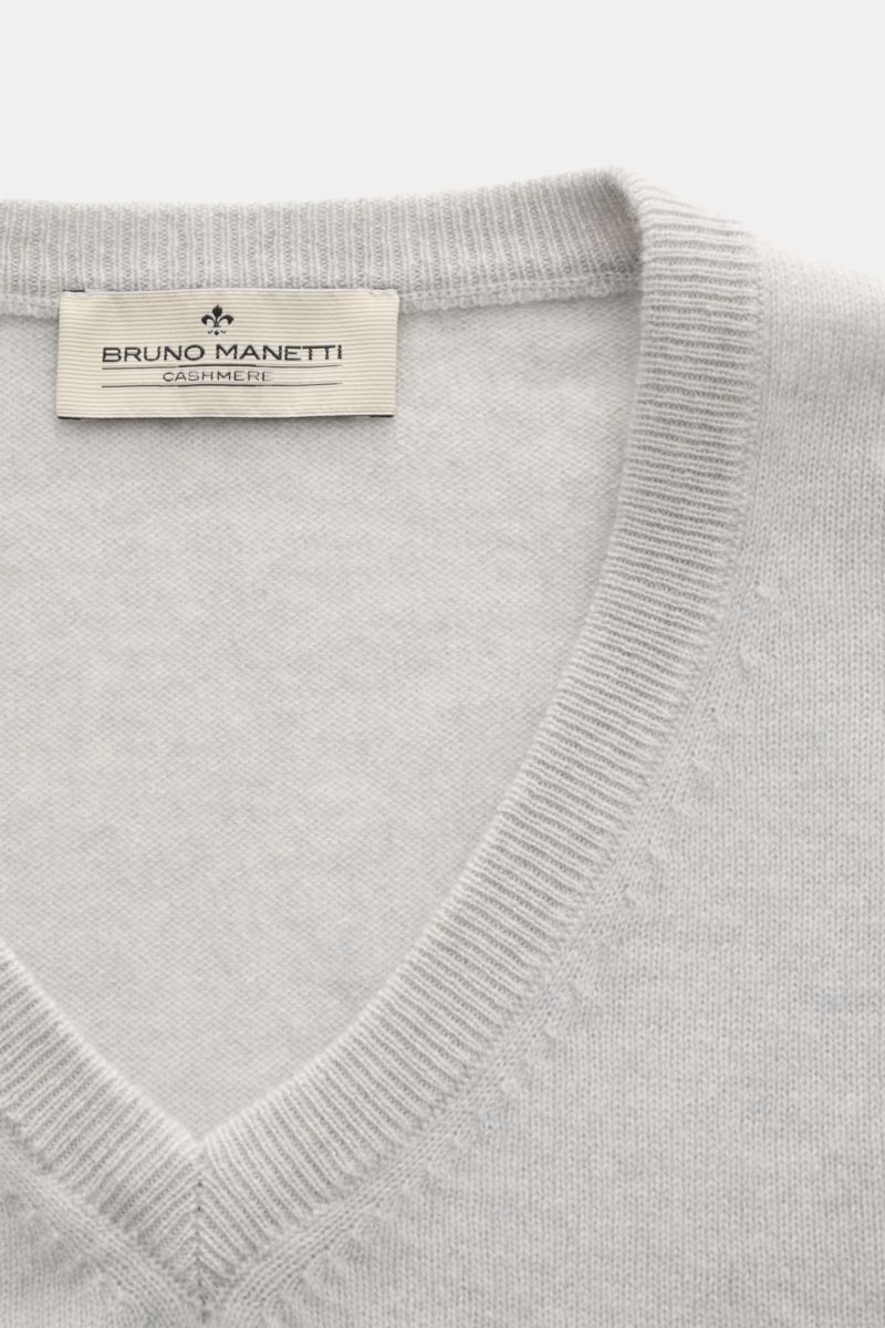 Bruno Manetti Cashmere V-Neck Pullover hellgrau meliert, Nahaufnahme von V-Ausschnitt und Rippbündchen, weicher Griff, feines Strickbild, Regular Fit.