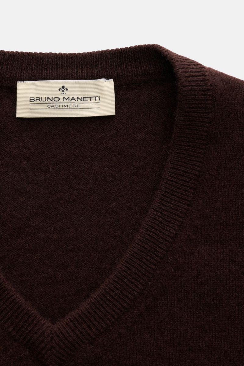 Bruno Manetti Cashmere V-Neck Pullover dunkelbraun in Nahaufnahme von oben, weicher Griff, feines Strickbild, Regular Fit, V-Ausschnitt, Rippbündchen.