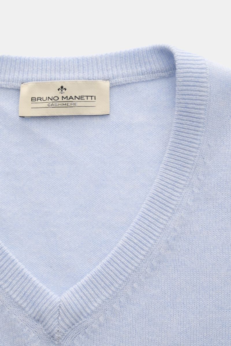 Bruno Manetti Cashmere V-Neck Pullover hellblau meliert, Detailaufnahme von oben, weicher Griff, feines Strickbild, V-Ausschnitt, Rippbündchen.