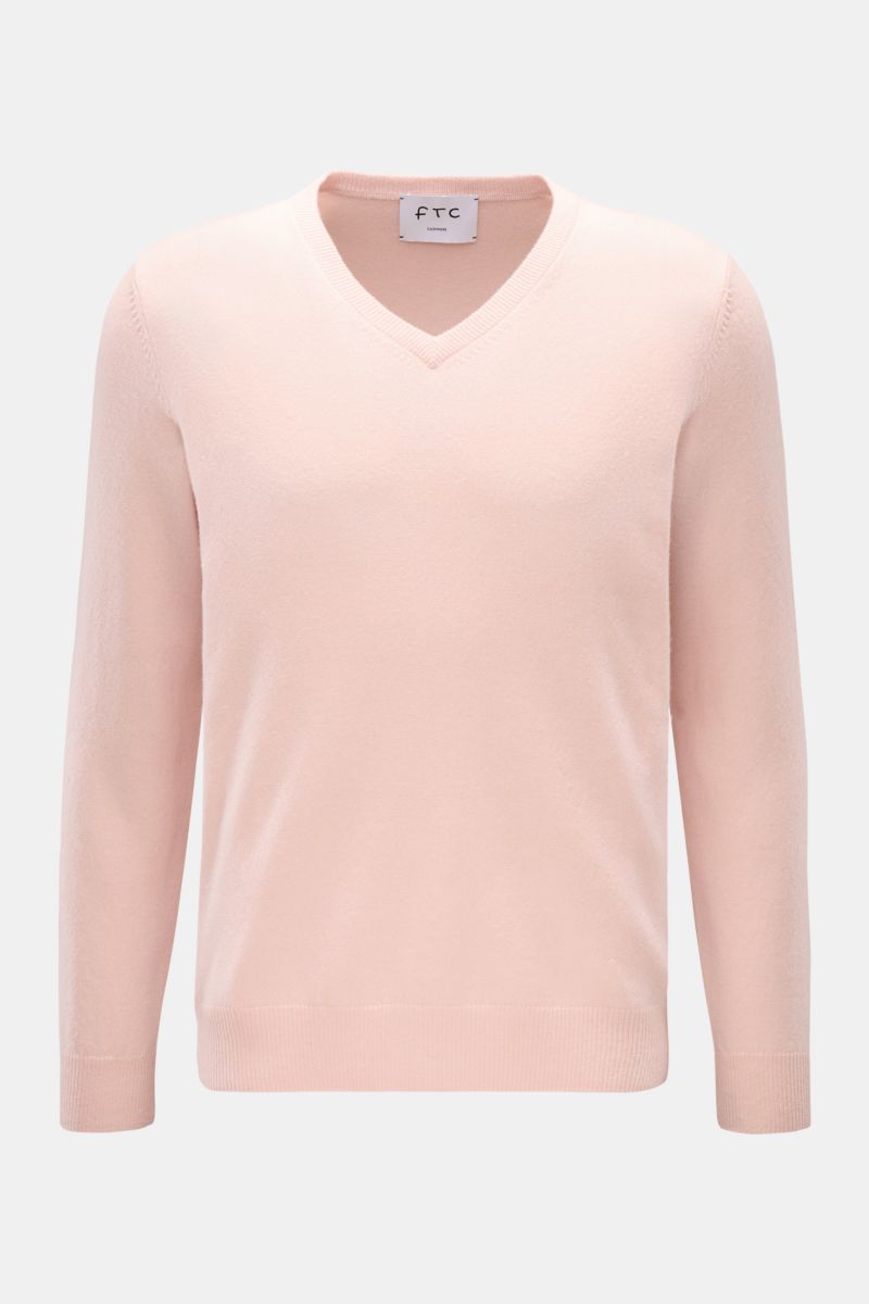 FTC Cashmere V-Neck Pullover rosé, Slim Fit mit V-Ausschnitt, feinem Strickbild, weichem Griff und Rippbündchen, frontal fotografiert, Fair-Trade-Cashmere.