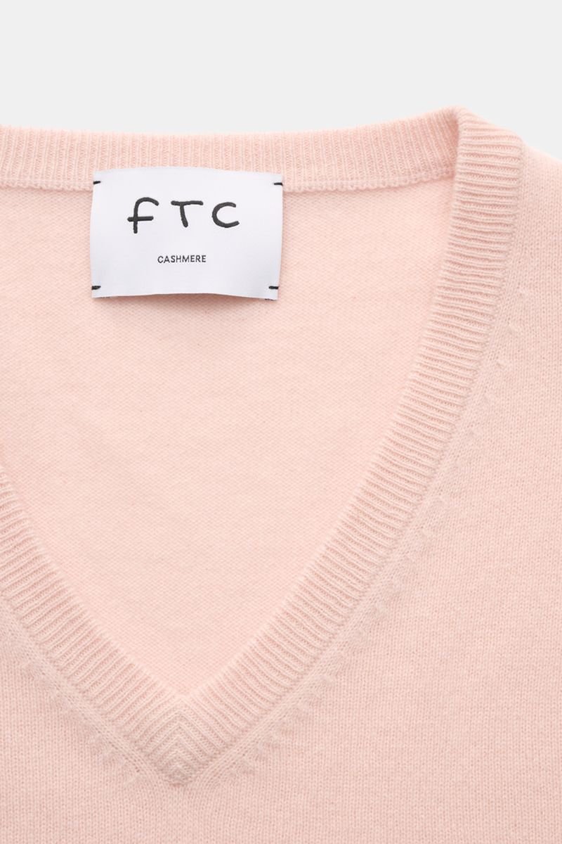 FTC Cashmere V-Neck Pullover rosé, Detailaufnahme von oben, feines Strickbild, Slim Fit, V-Ausschnitt, weicher Fair-Trade-Cashmere, nachhaltige Herstellung.