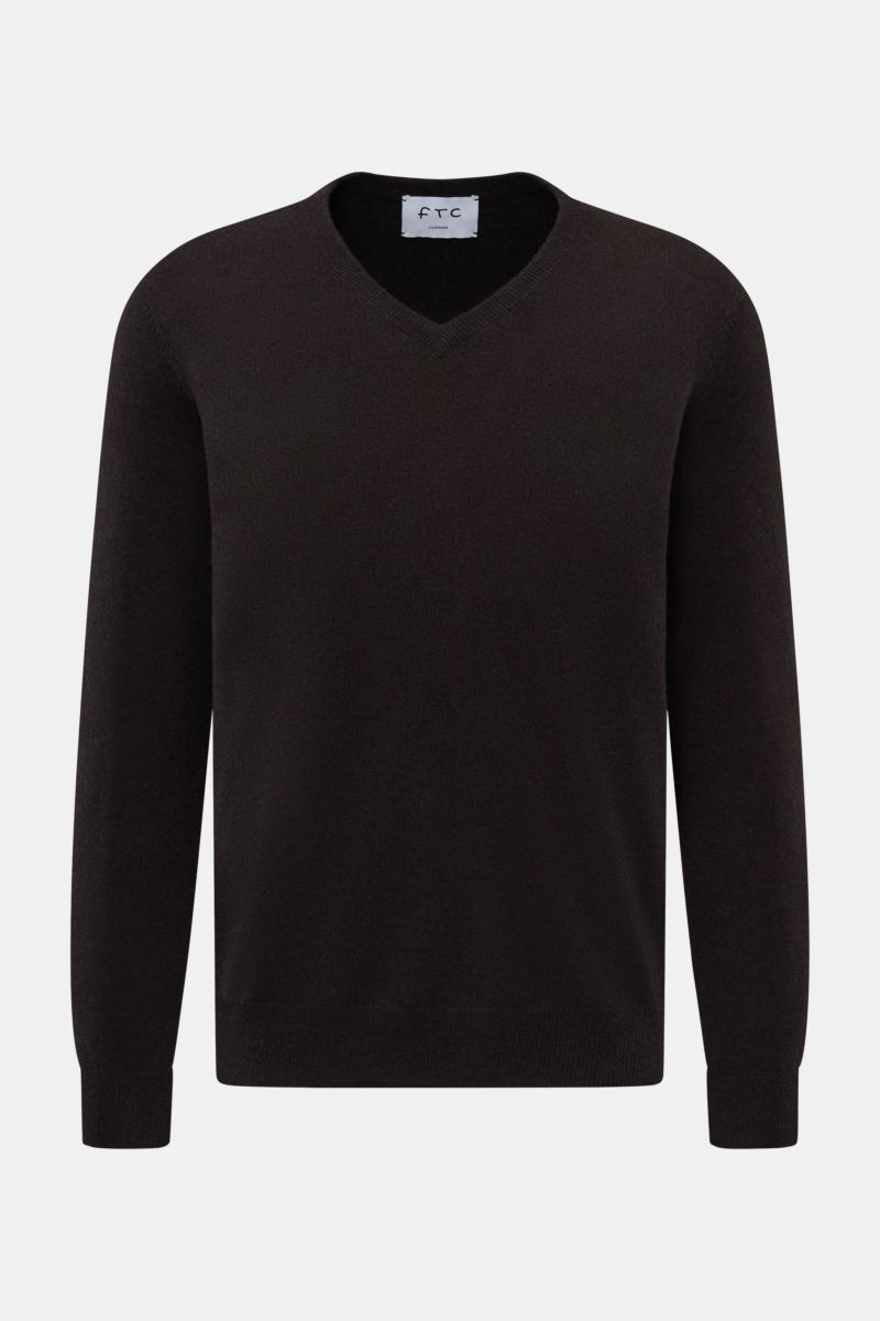 Front view of FTC Cashmere V-Neck Pullover dunkelbraun, a slim fit men's classic V-neck sweater made from pure Fair-Trade cashmere with a very soft feel, fine knit texture, and comfortable ribbed cuffs.

Der Pullover mit V-Ausschnitt ist ein Klassiker 
