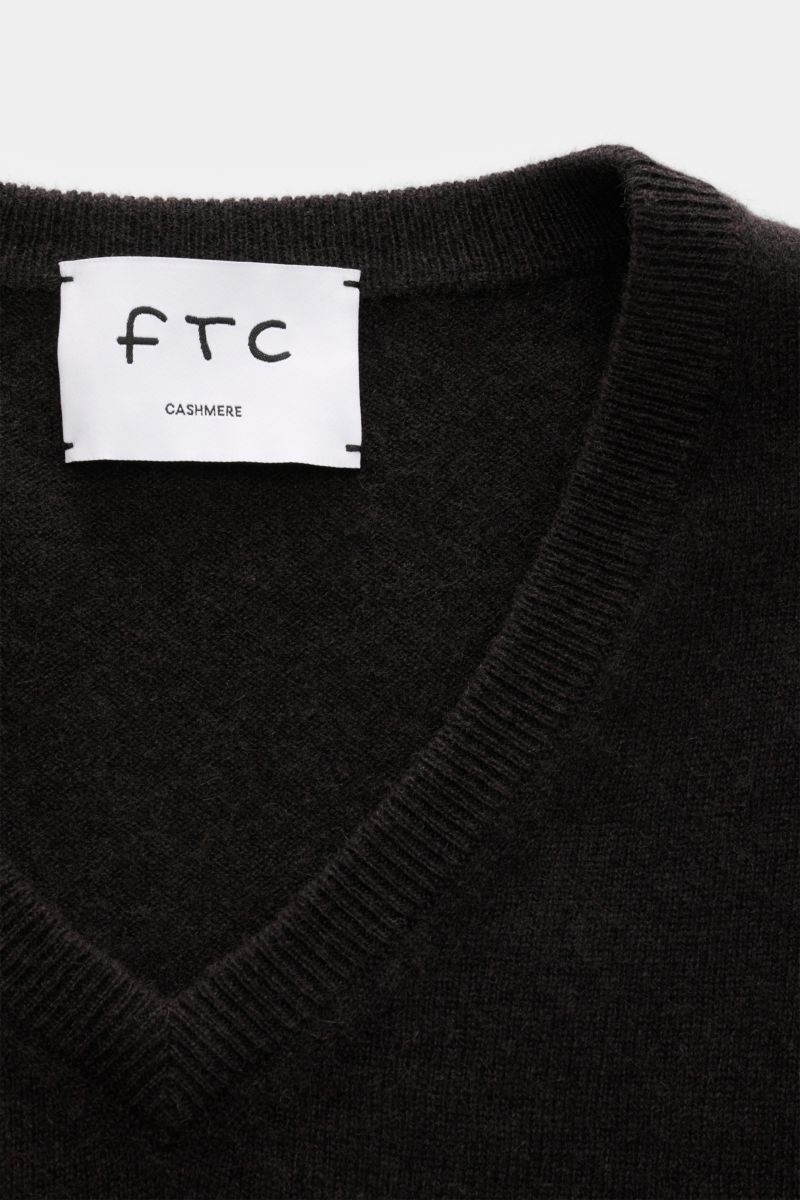 Close-up front view of FTC Cashmere V-Neck Pullover dunkelbraun showing ribbed V-neck collar and fine knit texture.

Description: Der Pullover mit V-Ausschnitt ist ein Klassiker der Herrenmode, der in keinem Kleiderschrank fehlen darf – aus nachhaltige