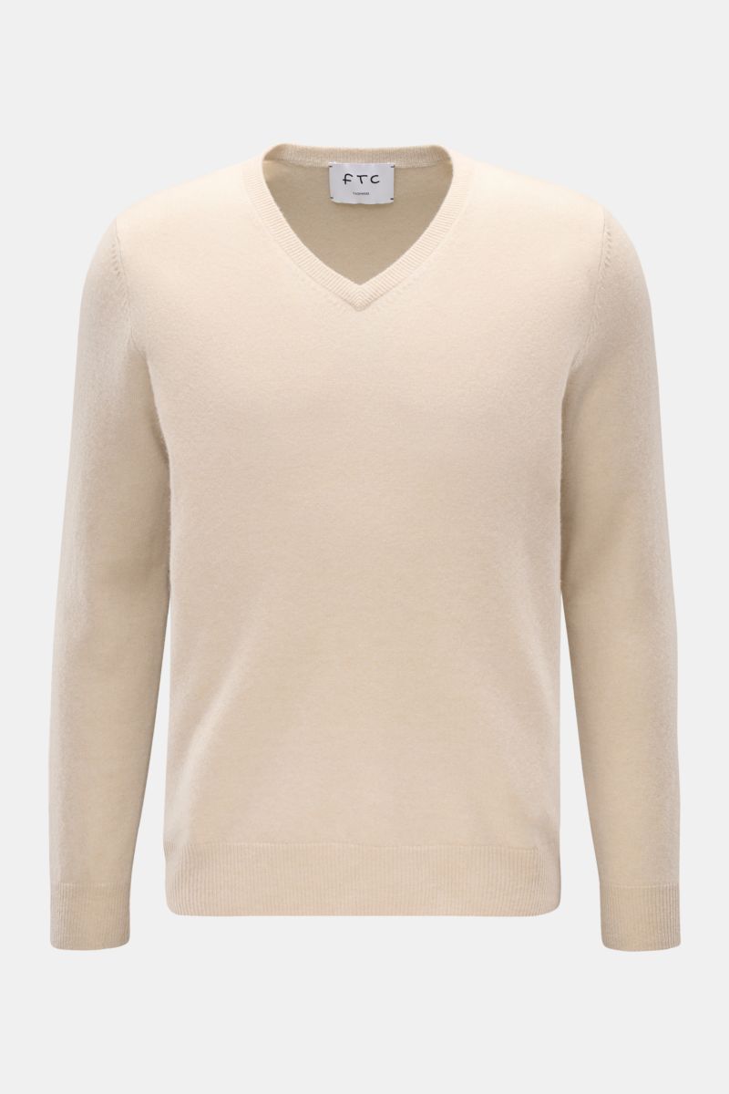 FTC Cashmere V-Neck Pullover beige frontale Ansicht, Slim Fit, V-Ausschnitt, feines Strickbild, reiner Fair-Trade-Cashmere, weich, Rippbündchen.