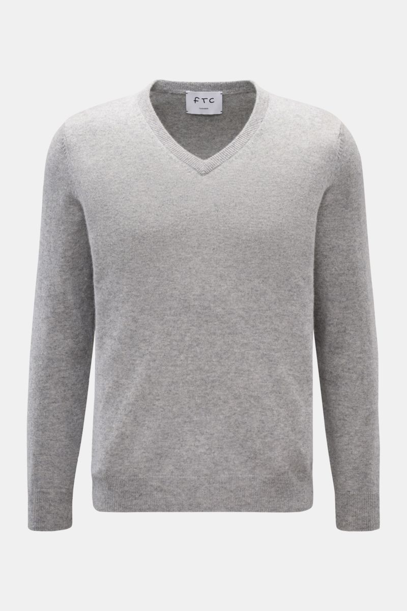 FTC Cashmere V-Neck Pullover grau, frontal von oben fotografiert, Slim Fit, V-Ausschnitt, weicher Fair-Trade-Cashmere, feines Strickbild, Rippbündchen.