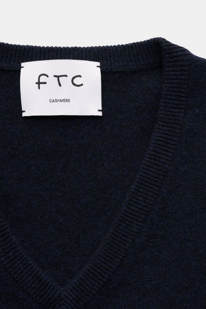 FTC Cashmere V-Neck Pullover navy, Nahaufnahme von V-Ausschnitt und Label, Slim Fit, feines Strickbild, Fair-Trade-Cashmere, nachhaltig.