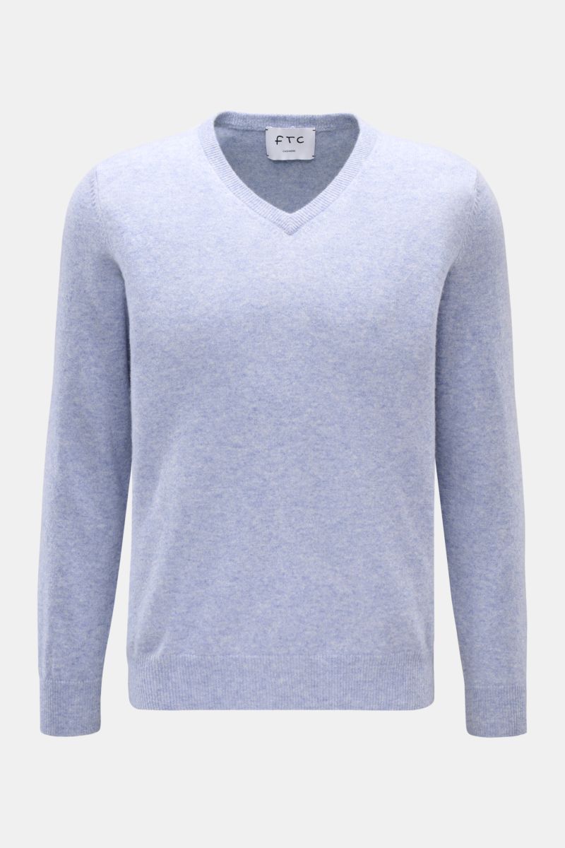 FTC Cashmere V-Neck Pullover hellblau meliert, Vorderansicht, Slim Fit, nachhaltiger Fair-Trade-Cashmere, weicher Griff, feines Strickbild, V-Ausschnitt, Rippbündchen.