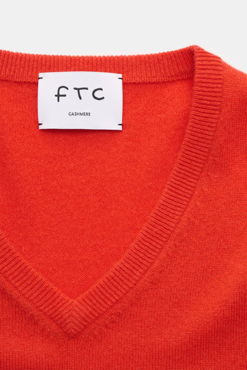 Nahaufnahme des FTC Cashmere V-Neck Pullover hellrot mit V-Ausschnitt, feinem Strickbild und weichem Griff, nachhaltig produziert.
