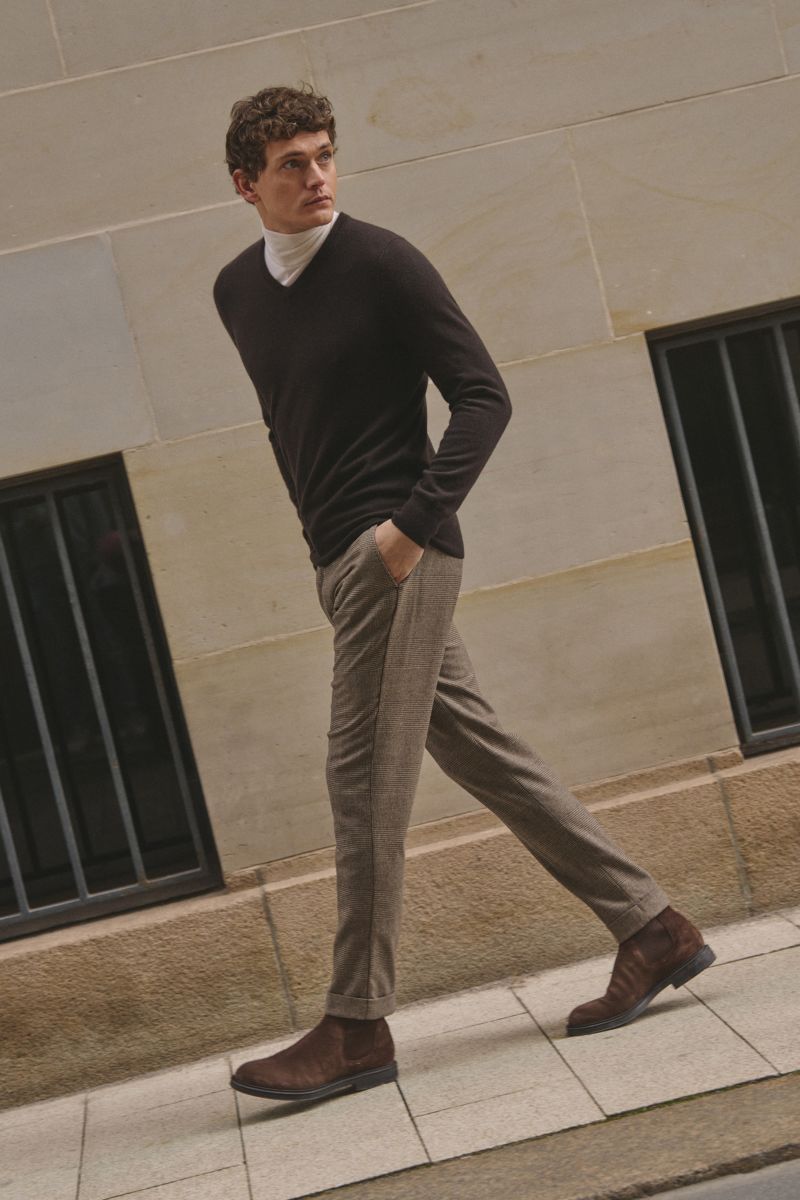 Mann im Profil trägt von Braun Cashmere V-Neck Pullover dunkelbraun, Slim Fit, V-Ausschnitt, aus reinem weichem Cashmere mit feinem Strickbild.