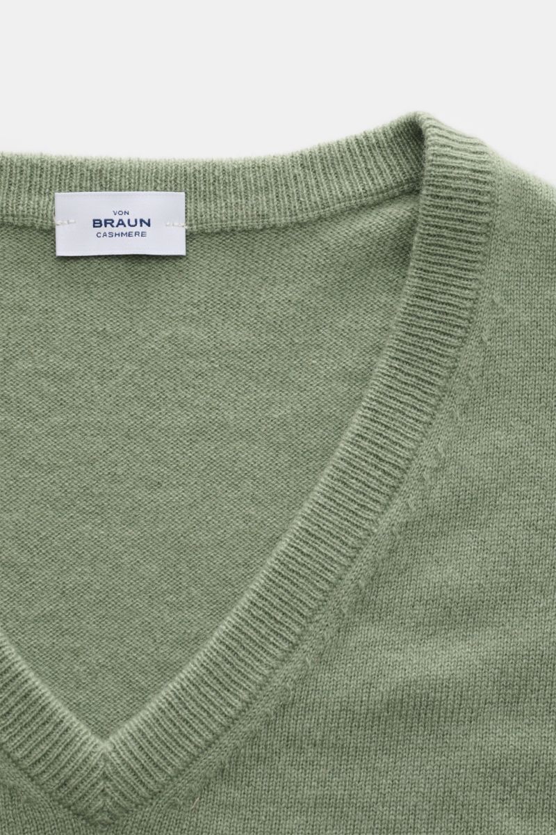 Nahaufnahme des von Braun Cashmere V-Neck Pullovers graugrün mit feinem Strickbild, V-Ausschnitt und elastischen Rippbündchen, gefertigt aus reinem Cashmere.