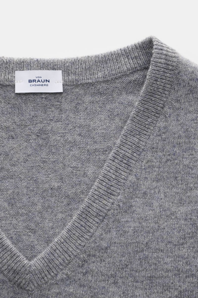 Nahaufnahme von oben auf den von Braun Cashmere V-Neck Pullover grau meliert mit V-Ausschnitt, feinem Strickbild, elastischen Rippbündchen, Slim Fit und sehr weichem Griff.