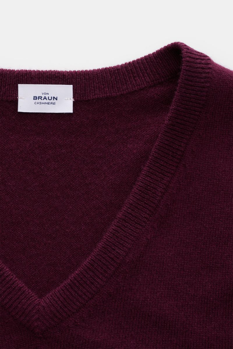 von Braun Cashmere V-Neck Pullover bordeaux, Nahaufnahme von oben, geschmeidiges Cashmere, feines Strickbild, Slim Fit, V-Ausschnitt, elastische Rippbündchen, sehr weicher Griff