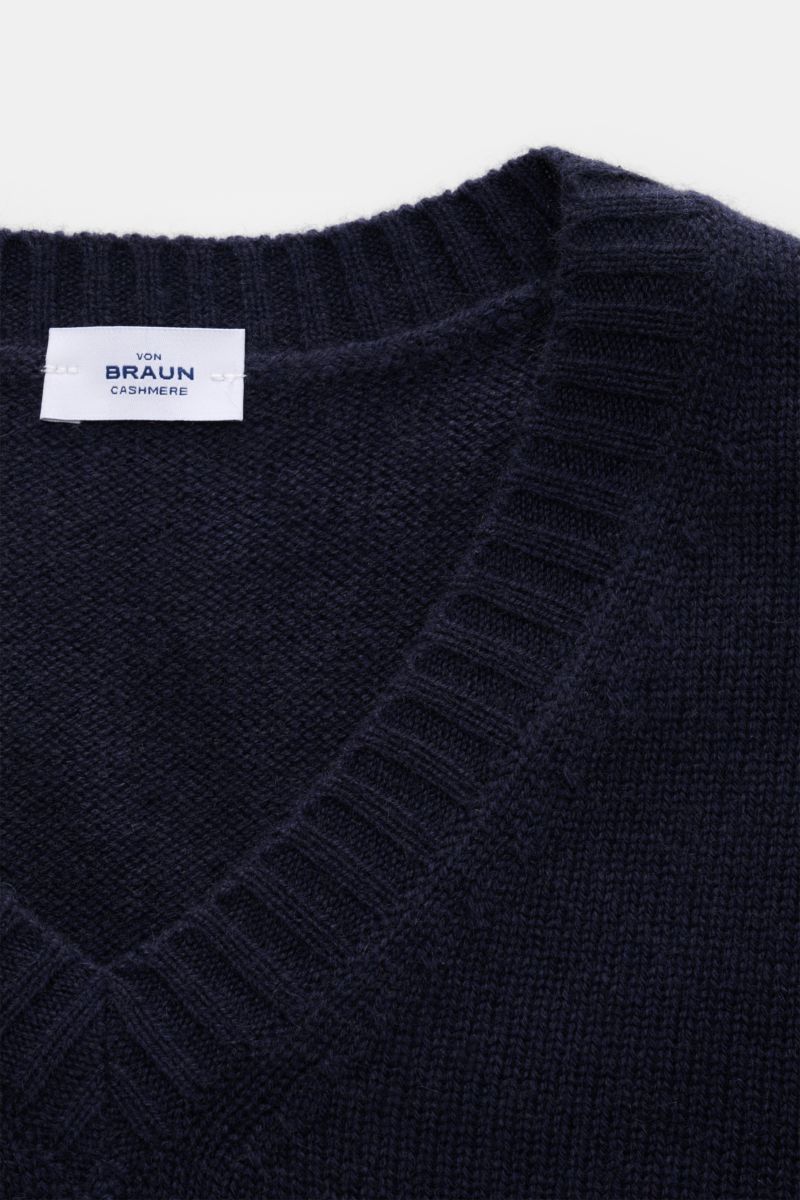 Nahaufnahme des von Braun Cashmere V-Neck Pullovers navy mit V-Ausschnitt, mittelfeinem Strickbild, Slim Fit und elastischen Rippbündchen.