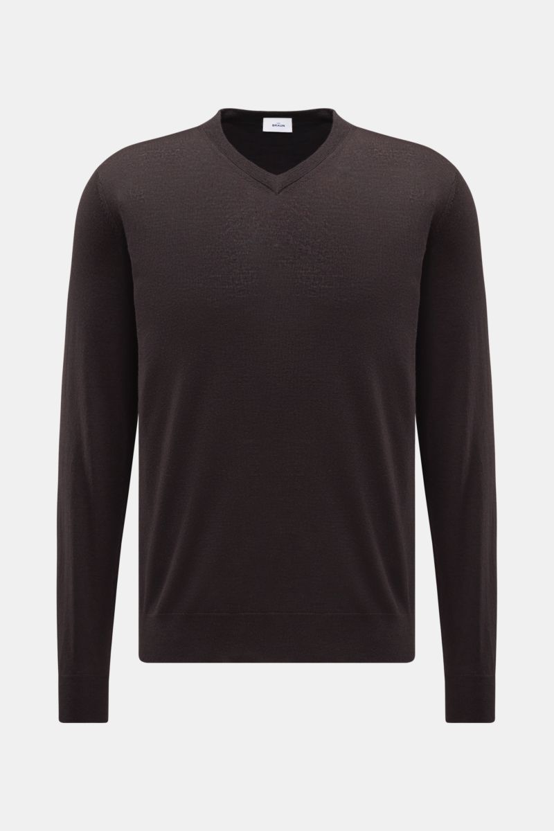 Front view of von Braun Merino V-Neck Pullover dunkelbraun in slim fit, made of pure merino wool with soft feel and fine knit, elastic rib cuffs, classic V-neck.

Description: Basic aus Feinstrick für die Übergangszeit mit V-Ausschnitt: Der VON BRAUN P
