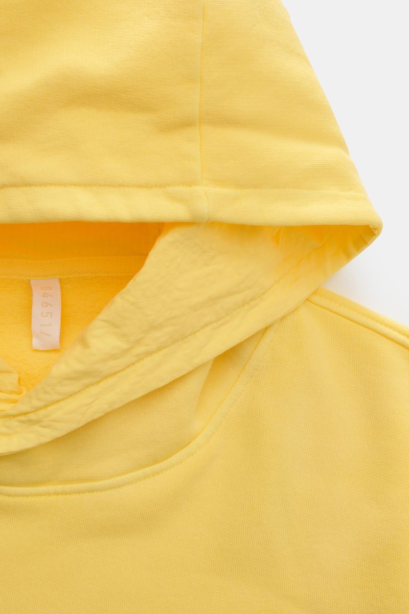 Gelber 04651/ A trip in a bag Kapuzenpullover 'AF Hoody' aus reiner Baumwolle, garment dyed, mit Kapuze und weichem Seersucker-Futter, Nahaufnahme von oben.