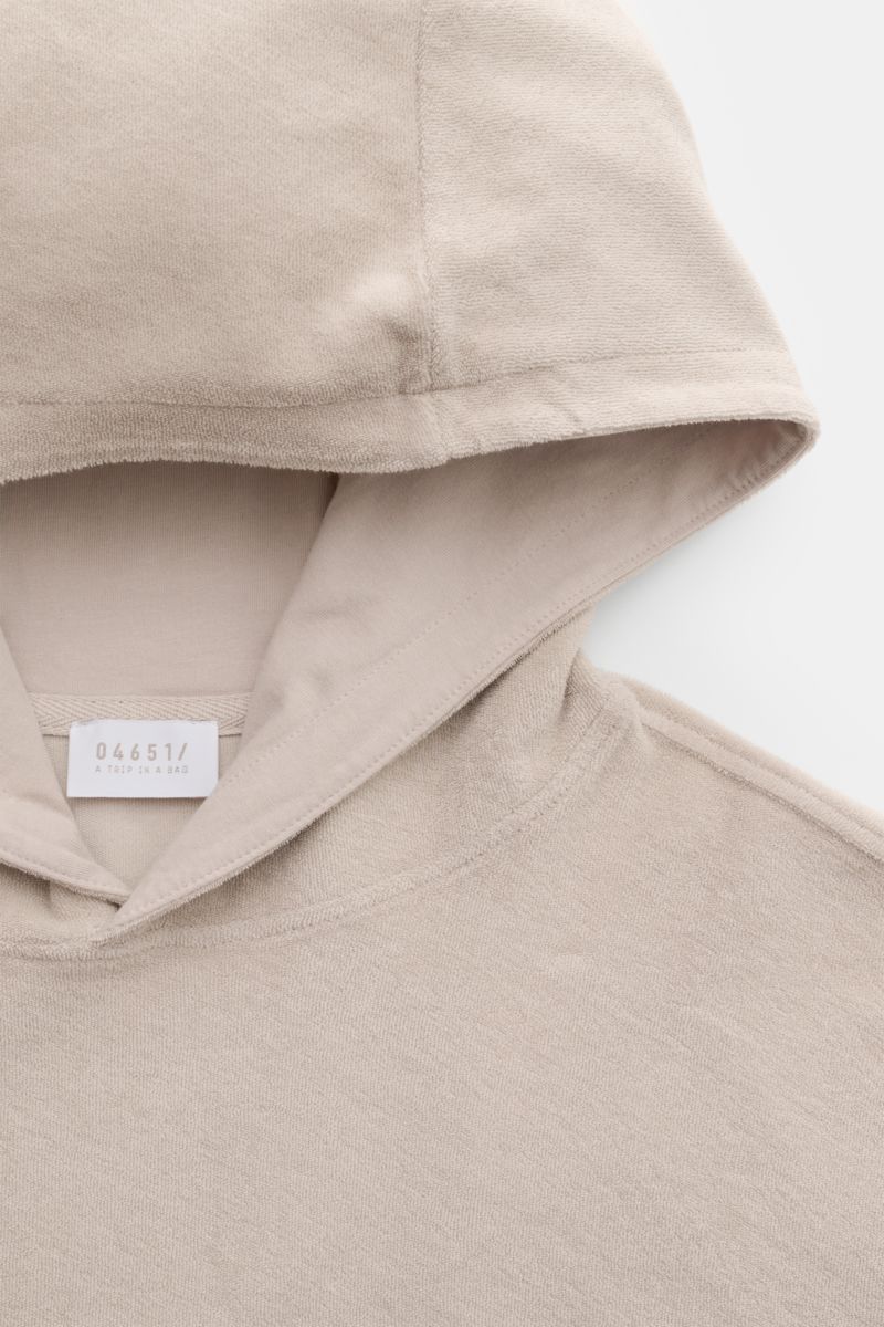 Beige 04651/ A trip in a bag Frottee-Kapuzenpullover 'Terry' aus Baumwoll-Frottee, weicher Griff, Regular Fit, Kapuze, Weblabel, Nahaufnahme von oben.
