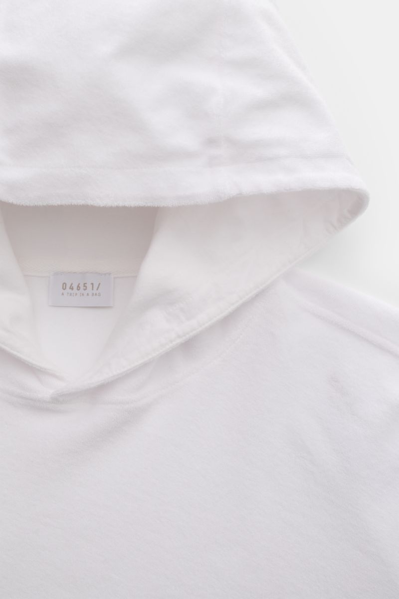 Weißer 04651/ A trip in a bag Frottee-Kapuzenpullover 'Terry' aus Baumwolle, weicher Griff, Regular Fit, Kapuze, Weblabel, Nahaufnahme von oben.