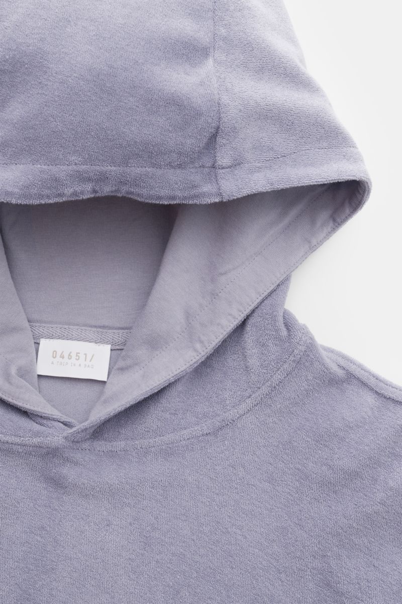 04651/ A trip in a bag Frottee-Kapuzenpullover 'Terry' lavender, Detailaufnahme von Kapuze und Label, weicher Baumwoll-Frottee, Regular Fit, Weblabel.