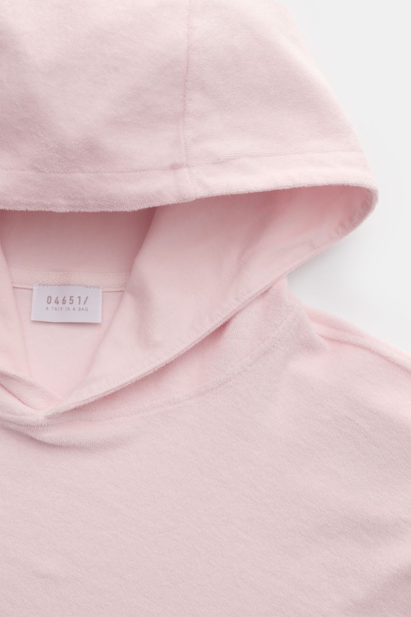 04651/ A trip in a bag Frottee-Kapuzenpullover 'Terry' rosé, Nahaufnahme von Kapuze und Label, Baumwoll-Frottee, Regular Fit, weich, lässig.