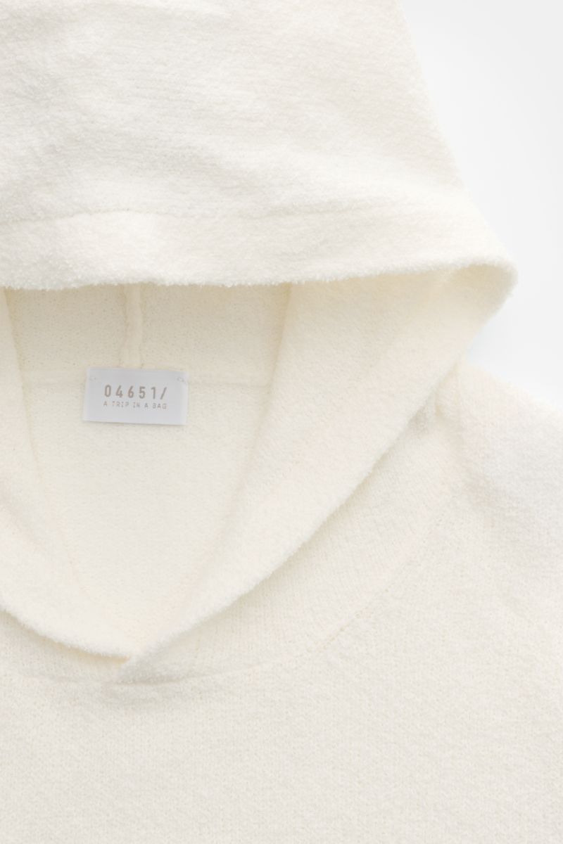 Close-up top-down view of the off-white 04651/ A trip in a bag Hooded jumper 'Knit Terry Hoodie' showing its fine bouclé knit texture and hood.

Distinctive terry look: The casual hooded jumper 'Knit Terry Hoodie' by 04651/ A TRIP IN A BAG gets its com