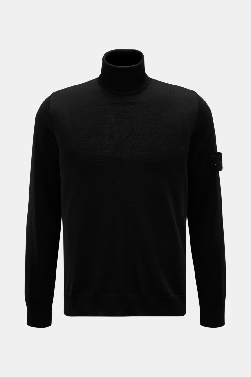 Front view of Stone Island Turtleneck jumper 'Ghost Piece' black in pure virgin wool with close-fitting turtleneck and compass badge on sleeve.

Description:  
A casual basic for winter: This turtleneck jumper from the 'Ghost' collection by STONE ISLAN