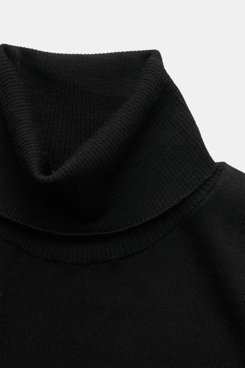 Close-up top-front view of Stone Island Turtleneck jumper 'Ghost Piece' black with a soft, very fine knit, close-fitting turtleneck made of pure virgin wool.

Description: 
A casual basic for winter: This turtleneck jumper from the 'Ghost' collection b