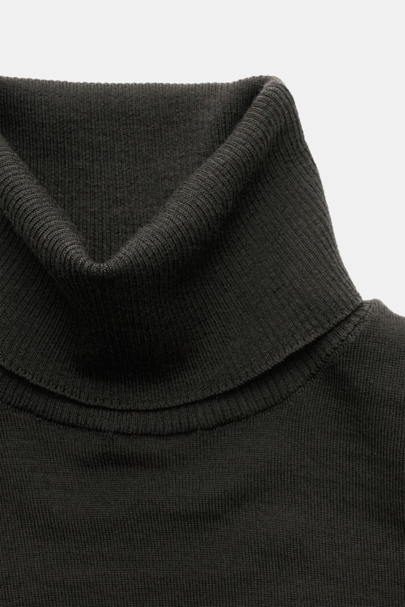 Stone Island Turtleneck jumper 'Ghost Piece' dark brown shown close-up from front top, featuring pure virgin wool, soft feel, fine knit, regular fit, close-fitting turtleneck.  
A casual basic for winter: This turtleneck jumper from the 'Ghost' collect