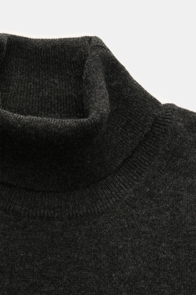 BRAUN Hamburg Rollkragenpullover anthrazit, Nahaufnahme von oben, weicher Garnmix aus Schurwolle, Cashmere, Viskose, feines Strickbild, Slim Fit, Rippbündchen.