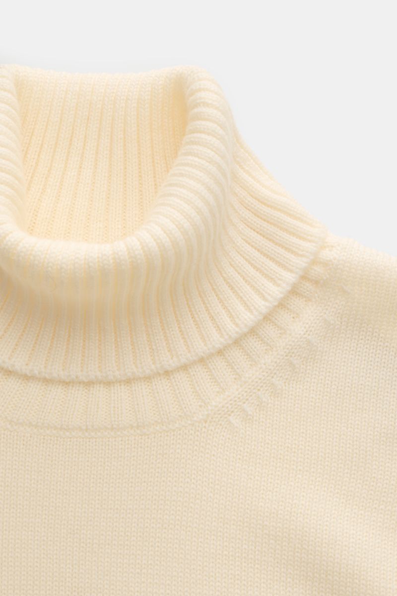 Gran Sasso Rollkragenpullover creme, Slim Fit aus reiner Schurwolle mit anliegendem Rollkragen, weichem Griff, mittelfeinem Strickbild, Rippbündchen, Detailfoto von oben.
