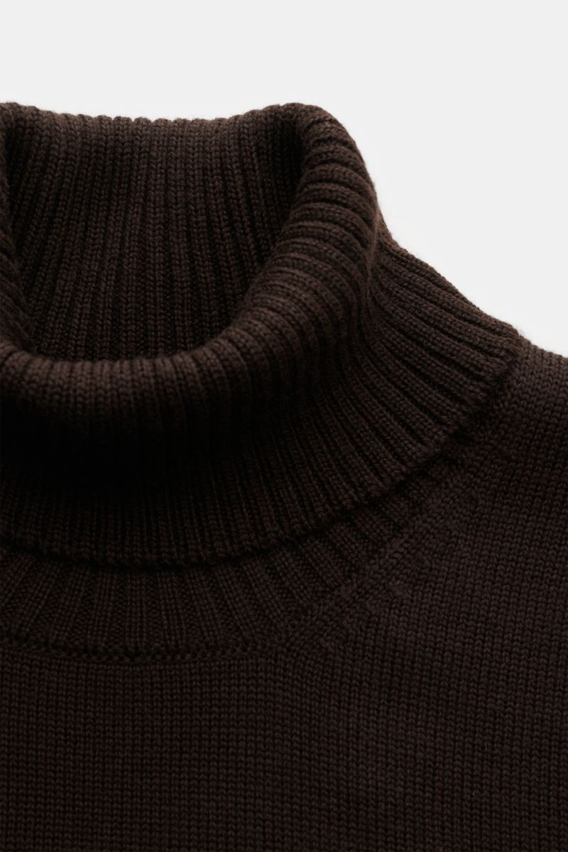 Gran Sasso Rollkragenpullover dunkelbraun aus reiner Schurwolle, weicher Griff, schwere Strickqualität, mittelfeines Strickbild, Slim Fit, anliegender Rollkragen, Rippbündchen, Nahaufnahme von oben.