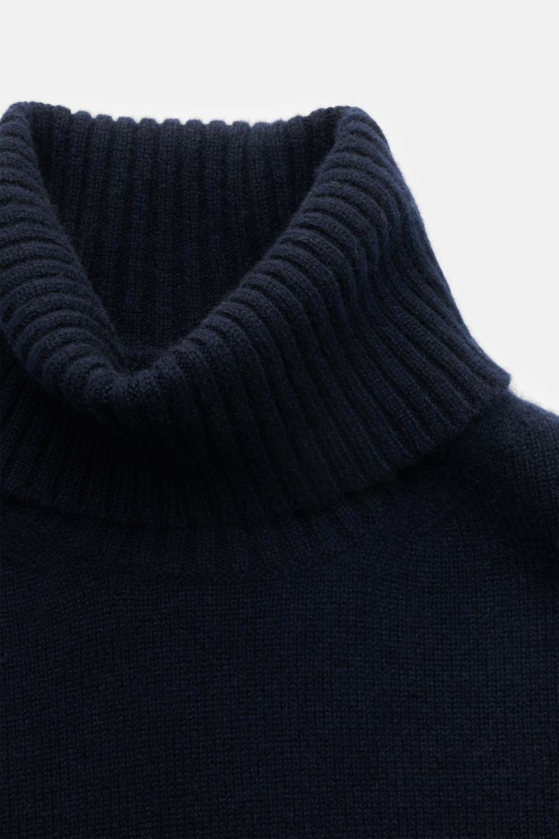 Nahaufnahme des Lunaria Cashmere Cashmere Rollkragenpullovers navy, fotografiert von oben, zeigt weichen, mittelfeinen Strick, Slim Fit, Rippstrick-Rollkragen und komfortable Rippbündchen für maximalen Komfort und Wärme aus reinem Cashmere.