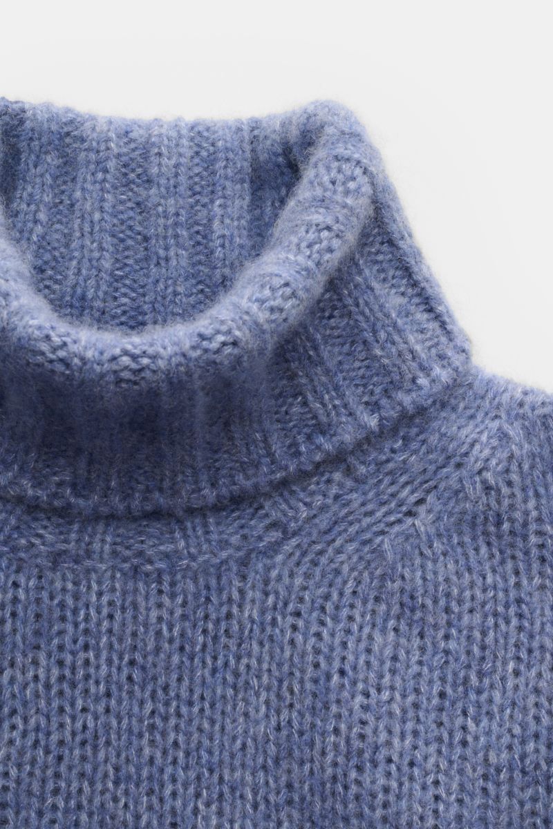 Nahaufnahme des Fedeli Rollkragenpullovers 'Derby' rauchblau meliert von oben, grobes Strickbild, Mix aus Cashmere und Seide, sehr weich, voluminös, Regular Fit, Rollkragen, komfortable Rippbündchen.