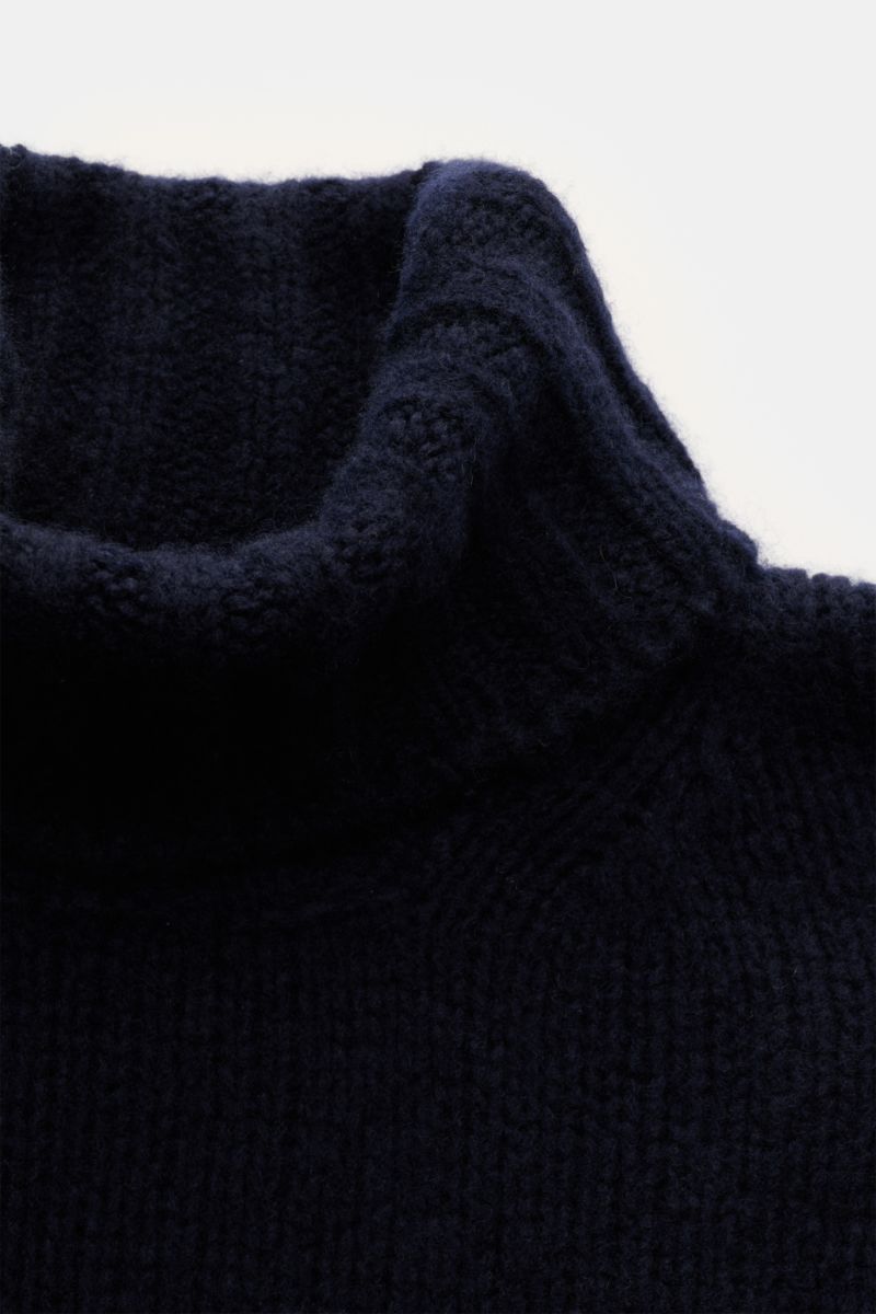 Nahaufnahme des Fedeli Rollkragenpullovers 'Derby' navy aus grobem Strickbild, Regular Fit, Rollkragen mit weichem Griff aus Cashmere und Seide, komfortable Rippbündchen.